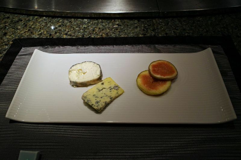 本日のチーズと薄切りフルーツの鉄板焼 (C) 東龍