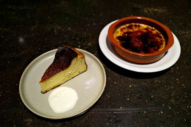 「バスクチーズケーキ」（左）と「クレマカタラーナ」（右） (C) 東龍