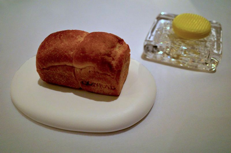 「CONRAD」の焼印が入ったパン (C) 東龍