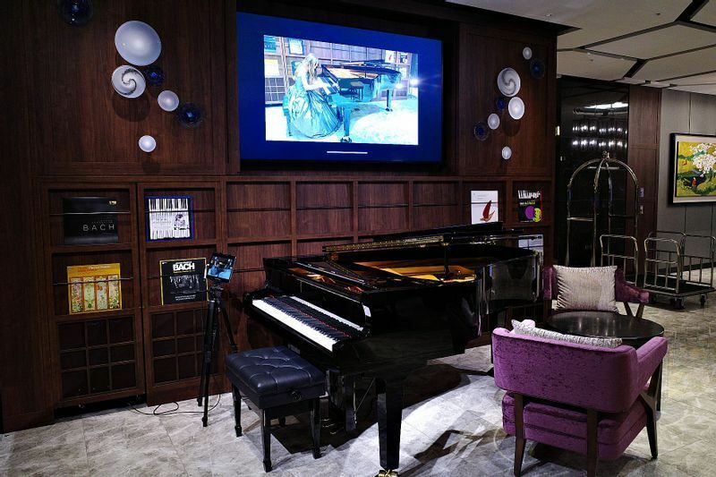 レセプションのあるロビー＆ラウンジに置かれたグランドピアノではバッハの曲が自動演奏されている (C) 東龍