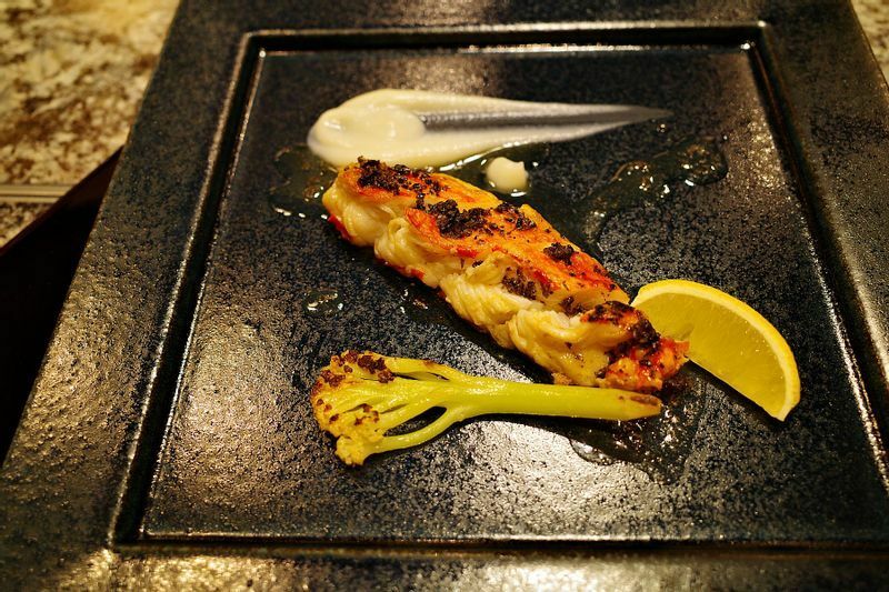 北海道産タラバ蟹のトリュフバターソテー 焼きカリフローレ (C) 東龍