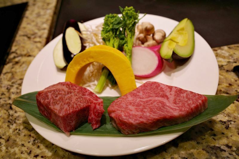 松阪牛と神戸ビーフ、焼き野菜 (C) 東龍