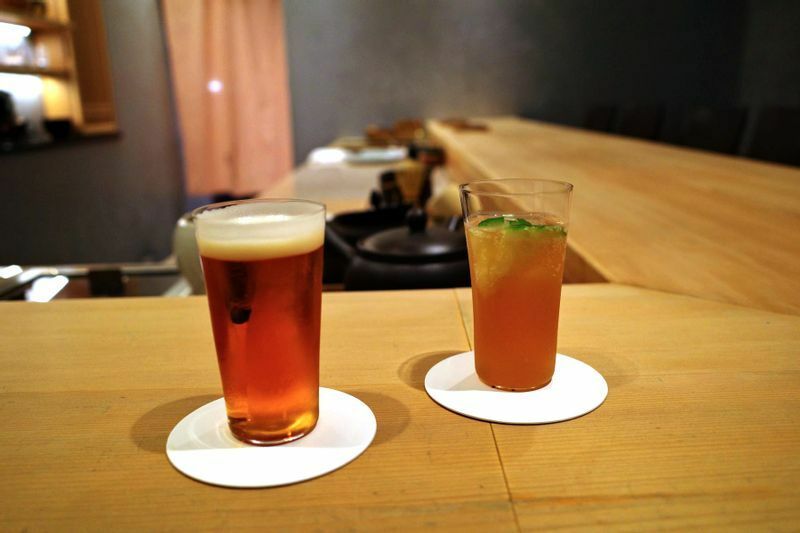 小さなカウンターで楽しめるクラフトビール（左）とノンアルコールドリンク（右） (C) 東龍