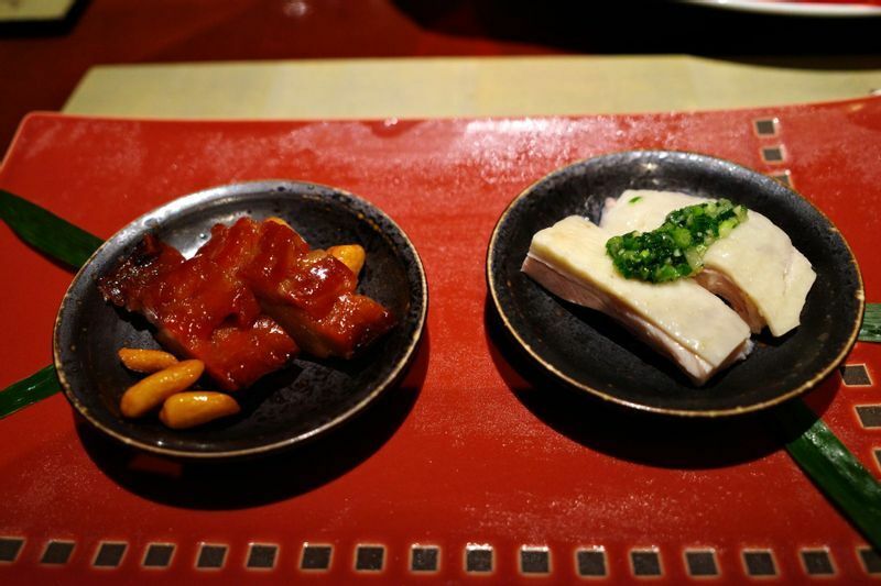 左から「釜焼きもち豚チャーシュー」「国産香鶏の冷菜」 (C) 東龍