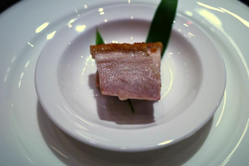 香港式豚肉の塩焼 (C) 東龍