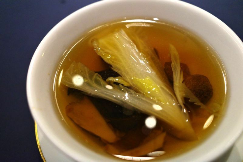 雲南特産乾燥キノコとベビー白菜の蒸しスープ (C) 東龍