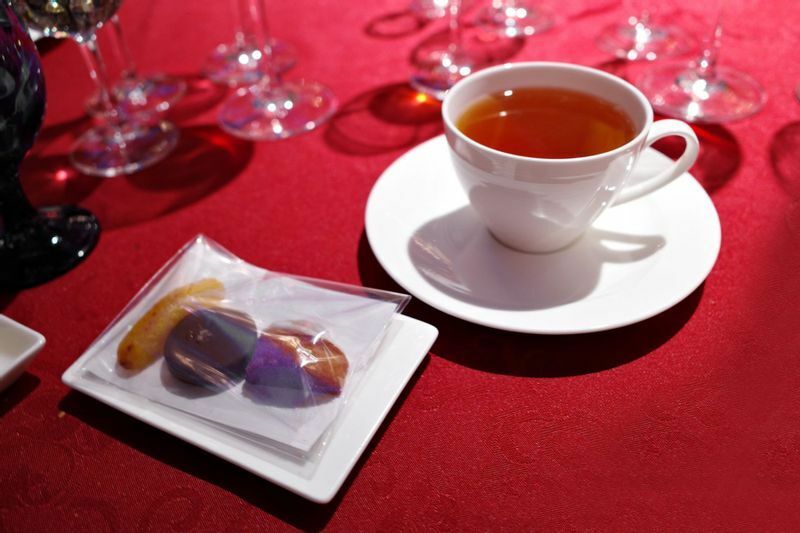 仙台国際ホテルオリジナルブレンドティー「杜の馨」とフランス小菓子(C) 東龍