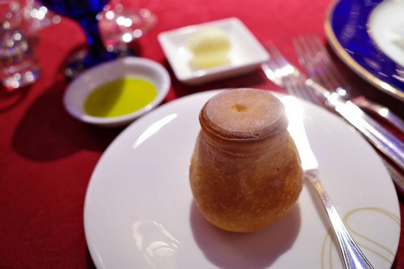 ホテルメイドパン 発酵バターとヴァージンオリーブオイル (C) 東龍