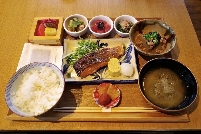 炉端・焼き魚 和朝食膳 (C) 東龍