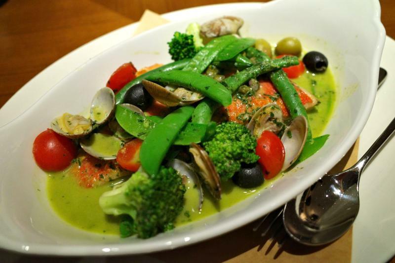 静岡県産金目鯛のスープ煮バジル風味 あさり いんげん トマト ケッパー オリーブ (C) 東龍