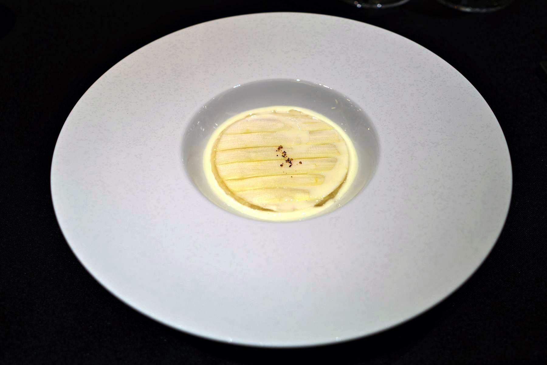 カルナローリ米のリゾット ホワイトアスパラガス 山羊のチーズ 燻製バター (C) 東龍