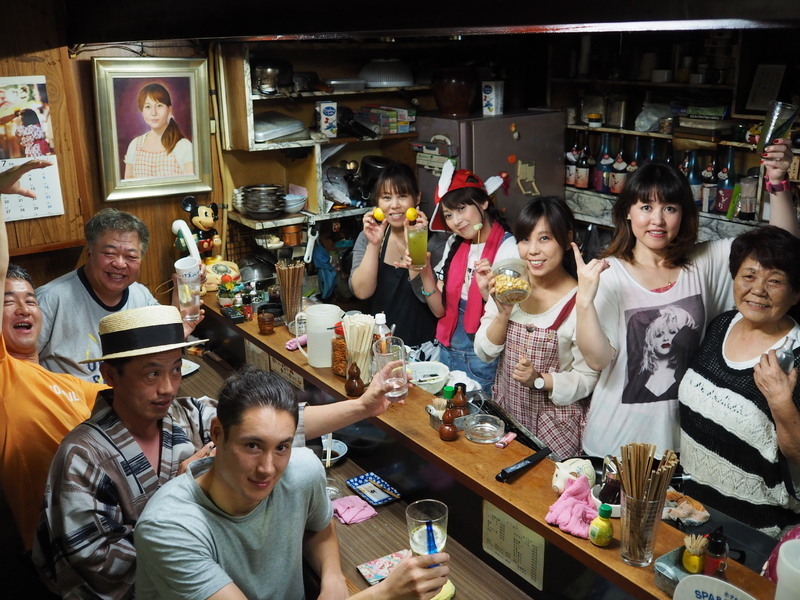 与子さんの次姉・照恵さん（中央奥）と友だちも登場して「熟女バー」と化した店内