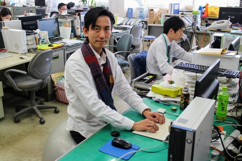 佐久穂町役場での耕平さん。気分転換を兼ねて週に3、4日は「通勤」している(撮影:在賀さん)