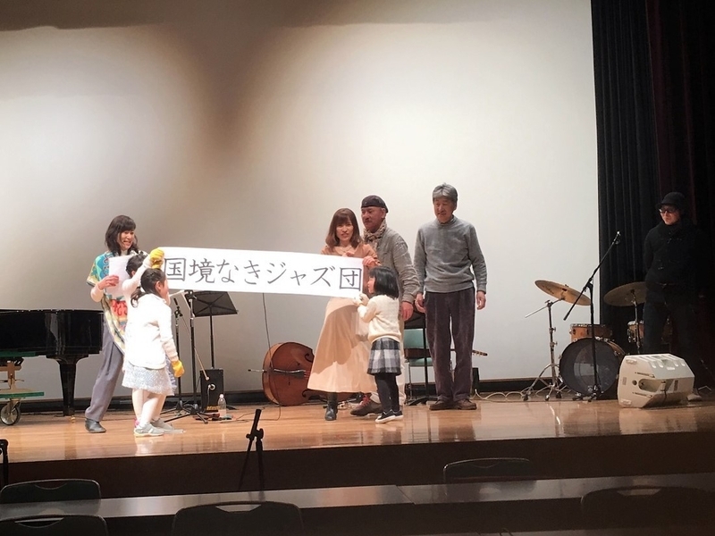 季代さんとバンドメンバー。気が合う人とは世代や性別を超えて付き合うのが田舎暮らしのコツだ(撮影:在賀さん)