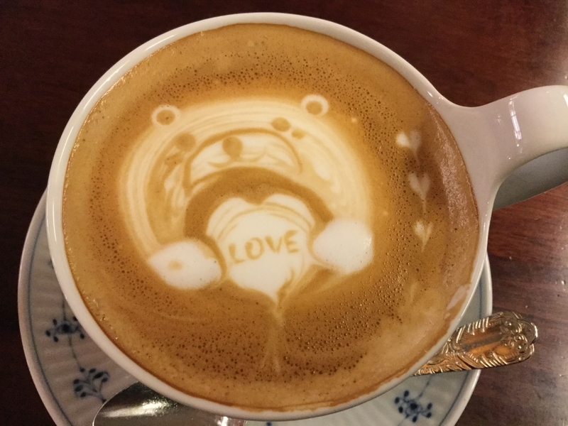 インタビュー内容を聞いていたのか、喫茶店の店員さんが「LOVE」マーク入りのラテアートを作ってくれました（筆者撮影）