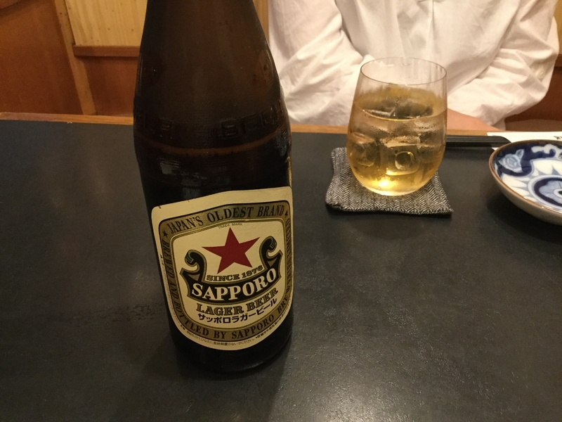 こちらは瓶ビールを注文。お互いにほろ酔いで対話が続きます。(筆者撮影)