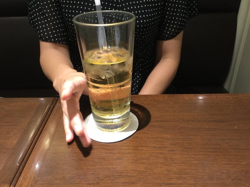 都内のカフェでマスカットジャスミン茶を飲みながらインタビューに応じてくれる橋本さん（筆者撮影）