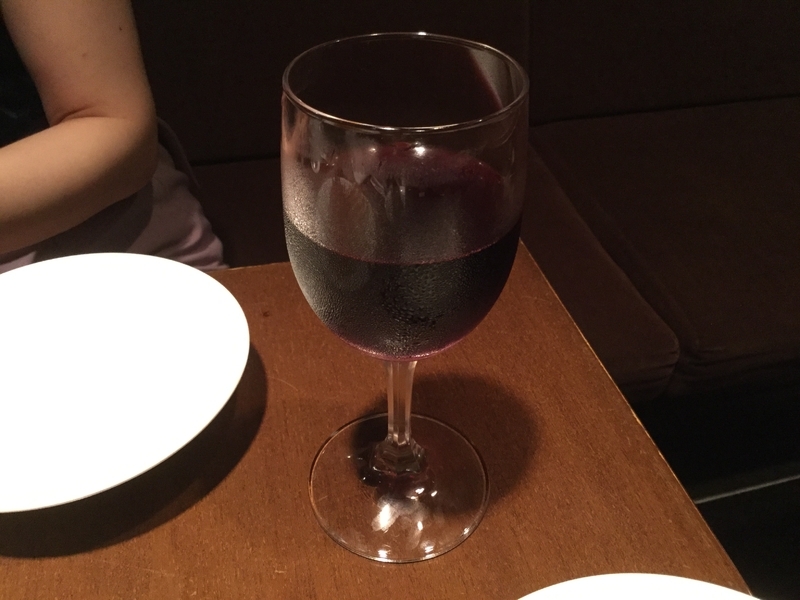 愛知県内の酒場にて。ワイン好きだという藤沢さんと飲み交わしながら話を聞きました（筆者撮影）