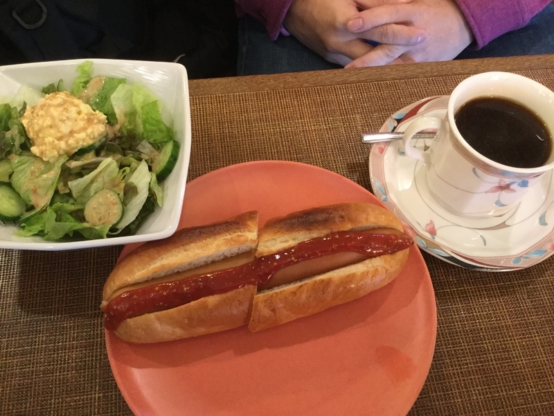東京・門前仲町の喫茶店「東亜サプライ」にて。モーニングセットを一緒に食べながら話を聞きました（筆者撮影）