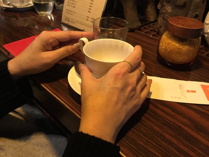 取材場所は東京・西荻窪の喫茶店「ダンテ」。ビール党の小川さんはコーヒーも好きなようです。（筆者撮影）