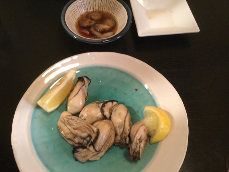 飲み食いが大好きな笹岡さん。牡蠣やなまこ酢などで飲み交わしました（筆者撮影）