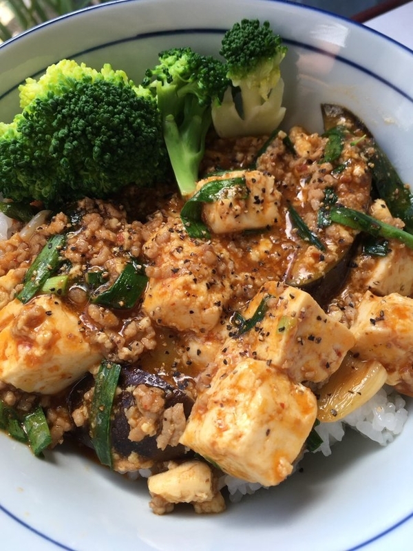 ブロッコリーやニラをたっぷり使った「麻婆茄子豆腐」。誰かと一緒に食べたいそうです。(森山さん提供)