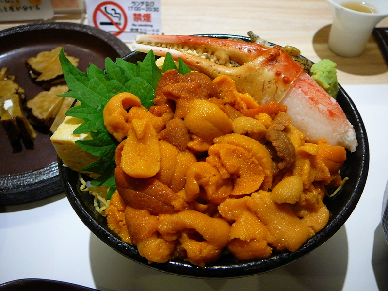 今まで北海道に10回以上訪れたという大谷さん。こんなすごい海鮮丼は好きな人と分け合って食べてください（大谷さん提供）