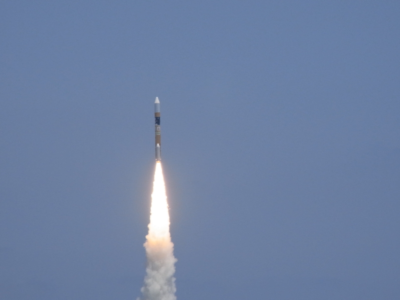  山崎さんの趣味は旅行。「種子島でH-IIAロケットの打ち上げを見学したときの写真です」（山崎さん提供）