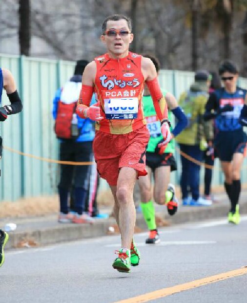 年間20レースもフルマラソンに出場している上野さん。公私ともにエネルギッシュな人です。（本人提供）