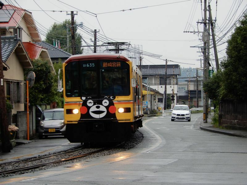 「路面電車ではなく普通の電車が道路を走る場所が熊本にあります。車両は東京メトロ銀座線のお古です」。プライベートでは「乗り鉄」だという吉井さん。十分に「撮り鉄」な気がします。（本人提供）