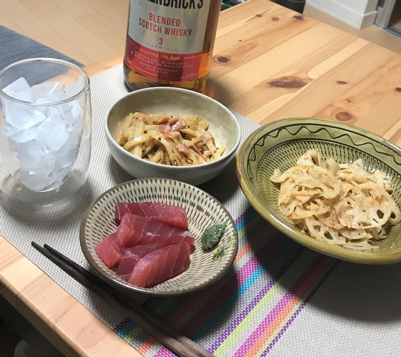 ある日の自炊晩御飯。「塩マグロ、レンコンのきんぴら、ジャガイモとベーコンのソテーです。夜はお酒を飲む日もありますが、そういうときはご飯を控えているので、酒肴みたいになってしまいます」(本人提供)
