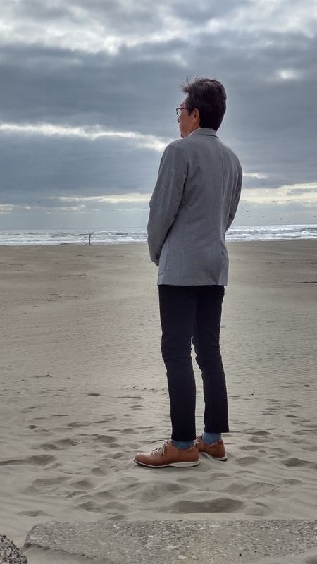 近所の九十九里浜にて。「ドン・キホーテで買ってきた三脚を使って自撮りしました。ジャケットはユニクロです」(本人提供)