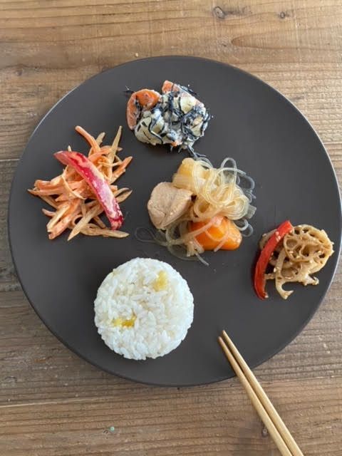 44番目の受けオネット会員である三浦さんの手作り料理。根菜とパプリカのサラダ、ひじきポテサラ、鶏肉じゃが、きんぴら、栗ご飯、だそうです。(本人提供)