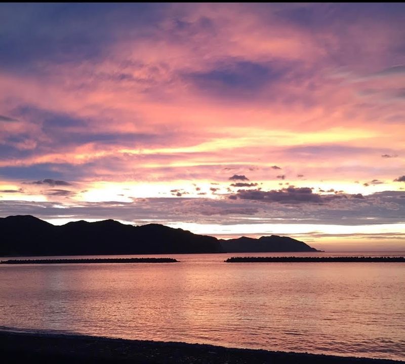 「祖父の生まれ故郷の島に訪れたときの写真です。毎日、海に浮かんで夕日を見ていました」(本人提供)