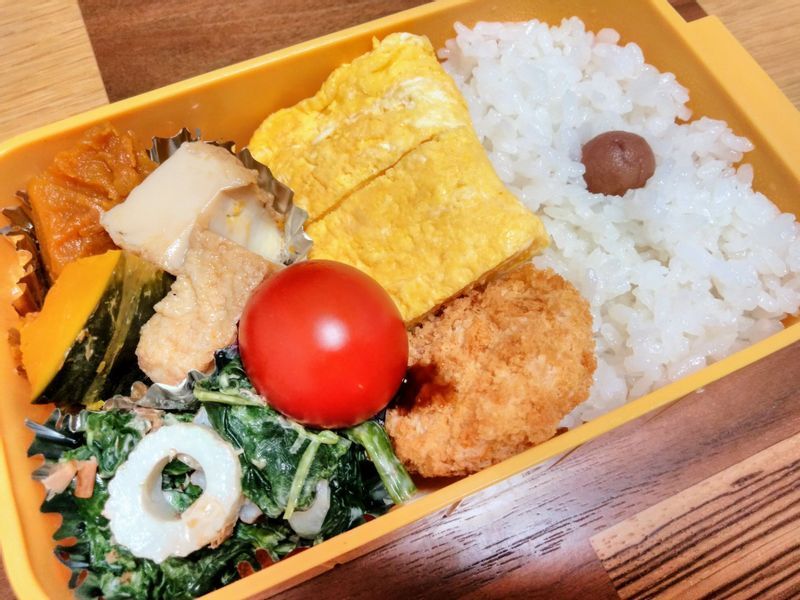 忙しくても睡眠8時間は確保。毎日自炊して、弁当持参で出勤しています。「かぼちゃと厚揚げの煮物、卵焼き、ほうれん草とちくわの出汁マヨ和え、唐揚げです。唐揚げは冷凍食品ですけど」(本人提供)
