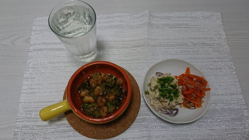 エビとブロッコリーのアヒージョ、ニンジンラペ、鯖のポテトサラダ。「ジントニックに合わせた自宅のおつまみメニューです」(本人提供)