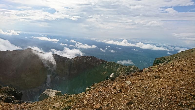 ダイエットも兼ねたトレッキング先にて。「天気が良くなくても頂上付近で晴れることが多いです。晴れ女なのかもしれません」(本文より)