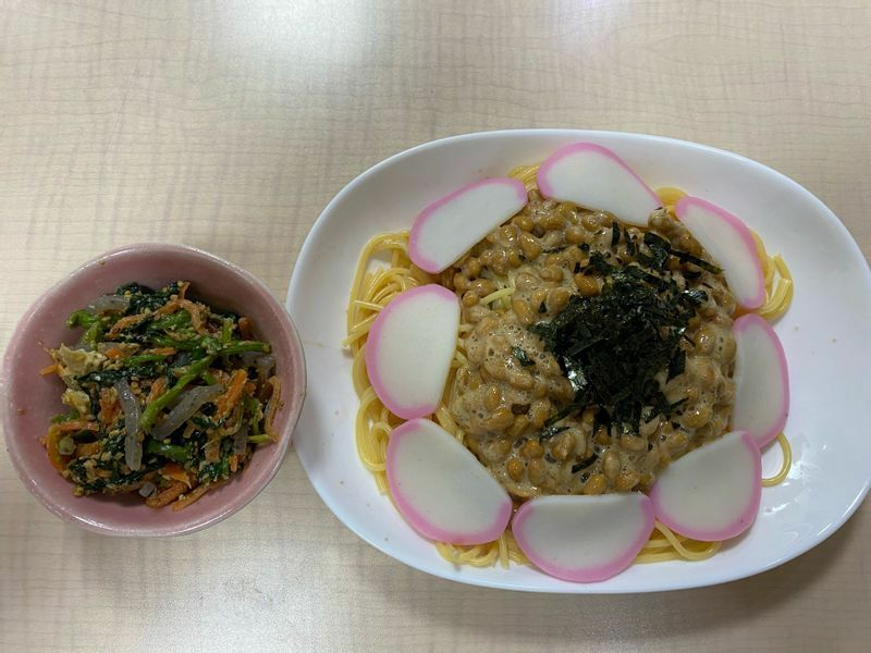 小川さんの自作料理。納豆たらこスパゲッティとほうれん草の胡麻和え。「勤務中の遅い夕食です」（本人提供）
