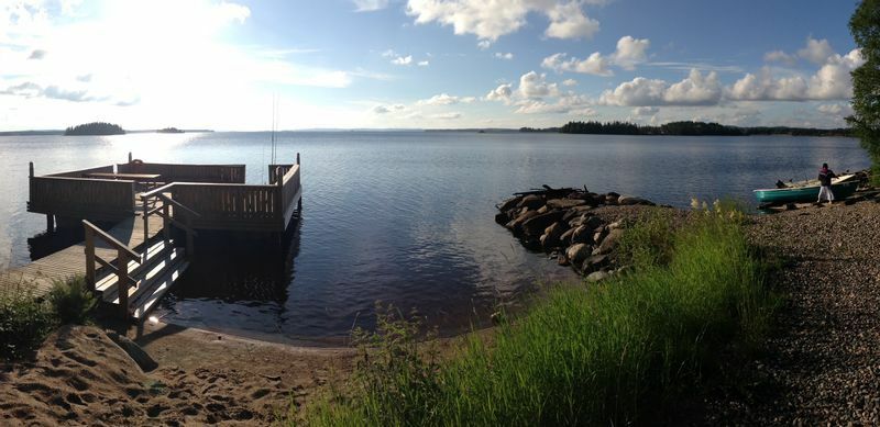 フィンランドの友人が持っている別荘前の湖にて。「冬のオーロラが有名な国ですが、夏のほうが私はお勧めです。白夜でずっと遊んでいられます」（本人提供）
