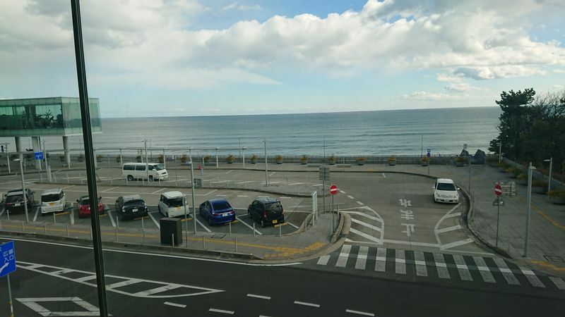茨城県の日立駅の改札付近からの景色。「海を見渡せて、爽快な気分になるから好きです。毎日見ていても飽きません」（本人提供）
