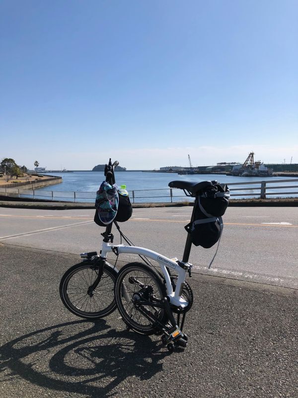 森村さんは愛車で僕が住んでいる蒲郡市に来たこともあるそうです。「遠くに見えるのが竹島です。温泉に入ってからJR東海道線で楽に帰宅しました」（本人提供）