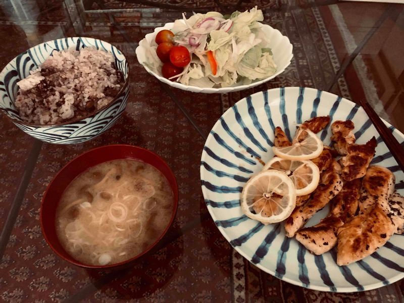 「気取った店より昭和な居酒屋」が合言葉の伊藤さん。自宅でも料理を作って晩酌を楽しんでいるようです。(本人提供)