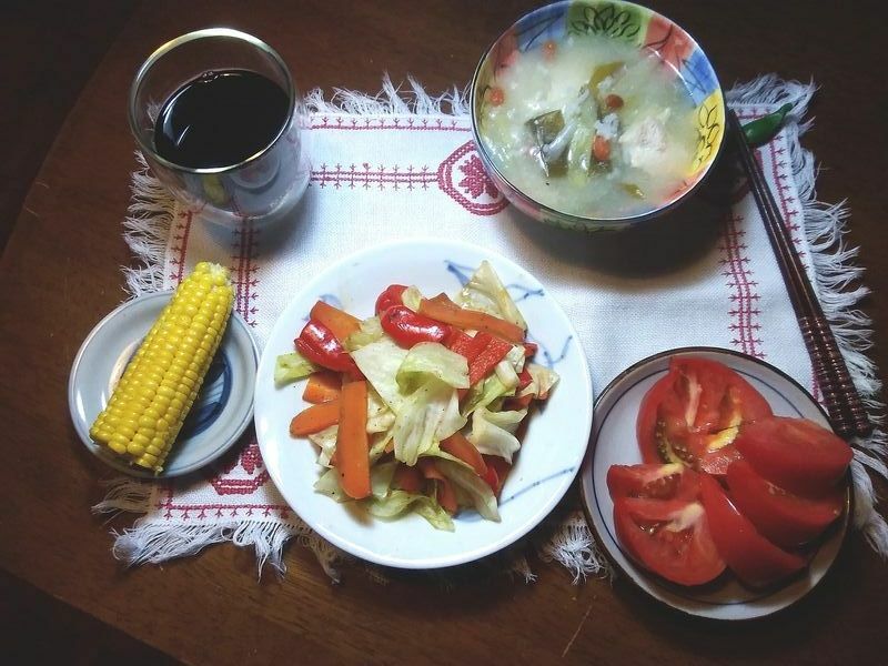 自炊生活も楽しんでいる岡本さん。サムゲタン風のスープと野菜炒め、とうもろこし、トマト、赤ワイン。「いつもこんな感じ。野菜中心で夜は炭水化物なし、お酒を少し、です」（本人提供）