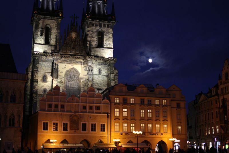 プラハの夜景。「街を散歩しているときに、ちょうど大聖堂の横に綺麗な月が出ていて、なんとか全体像を押さえたいと思い、いい場所を探し回りました。夜空を濃い群青色みたいに撮れて嬉しかったです」（本人提供）