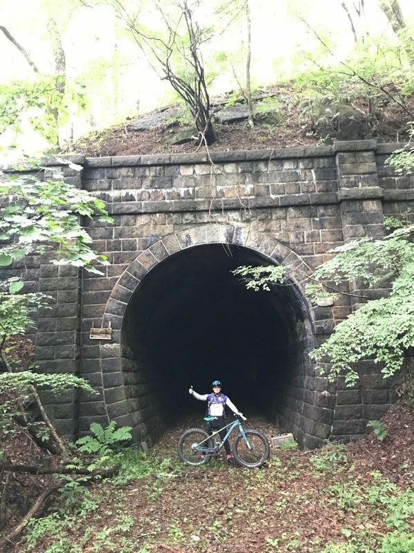 こちらも自転車で行った廃線跡のトンネル。伊藤さんは鉄道ファンでもあります。（本人提供）