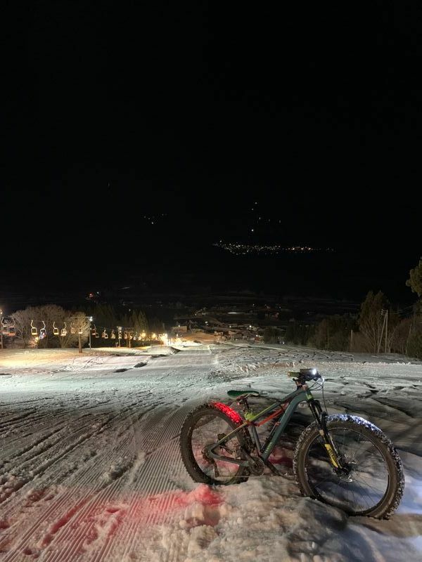 とにかく自転車好きの伊藤さん。「長野県のスキー場で開催された雪チャリナイターに行ったときの写真です」（本人提供）