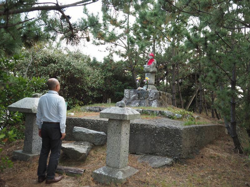 松島には本物の松林とお地蔵さまがある。参拝しているのは西浦町民の水野さん。仏のような好人物だ。（筆者撮影）