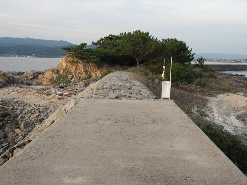 松島突堤は島に上陸する直前にコンクリートから石造りに変わる。そこにも歴史が潜んでいるのだ。（筆者撮影）