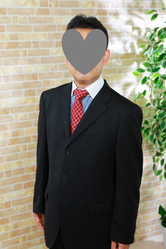 女性関係には不器用な大原さんの婚活用写真。服のサイズも改善の余地があります。(本人提供)
