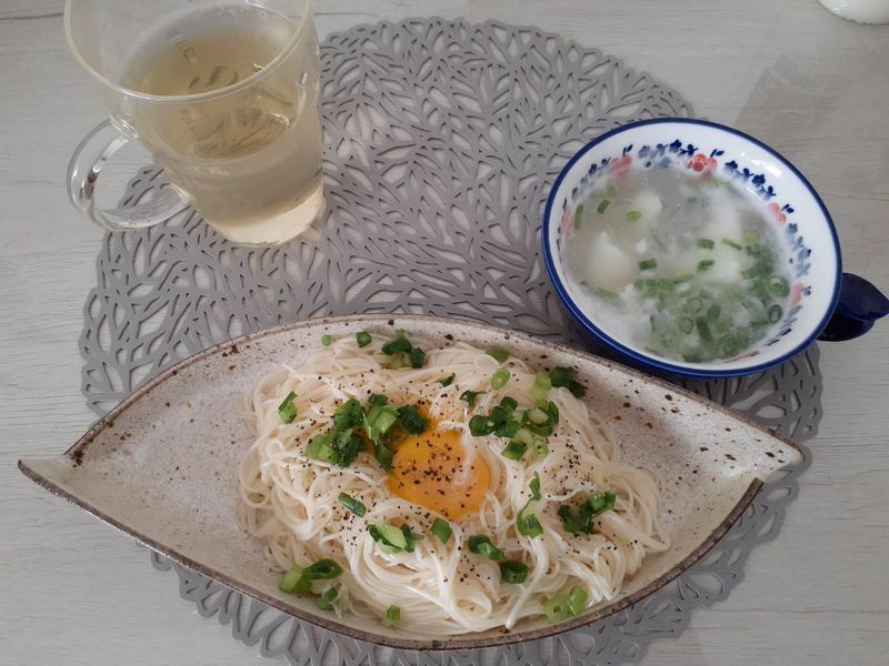 料理好きな吉永さん。「油そば風素麺と浮雲スープです。素麺に色はついていませんが、味は濃いめにしっかりついてます」。（本人提供）